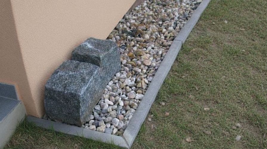 Betónový obrubník okolo domu